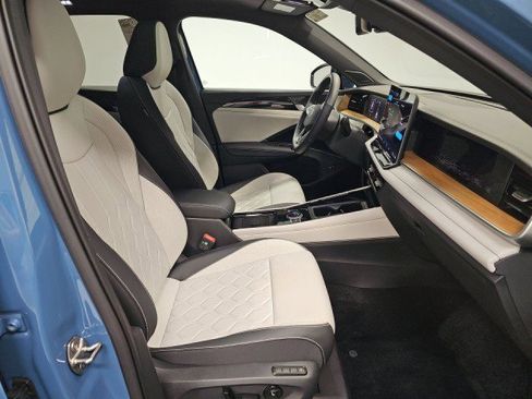 Used 2025 Volkswagen Tiguan SEL R-Line image 8