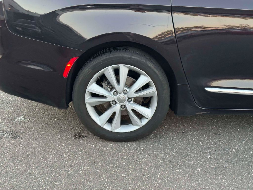 Used 2017 Chrysler Pacifica Touring-L Plus FWD image 10