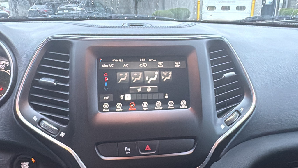 Used 2019 Jeep Cherokee Latitude Plus w/ Cold Weather Group AWD/4WD image 23