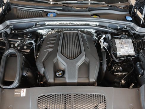 Certified 2026 Porsche Macan AWD/4WD image 28