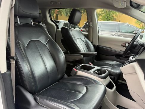 Used 2018 Chrysler Pacifica Touring-L Plus FWD image 14