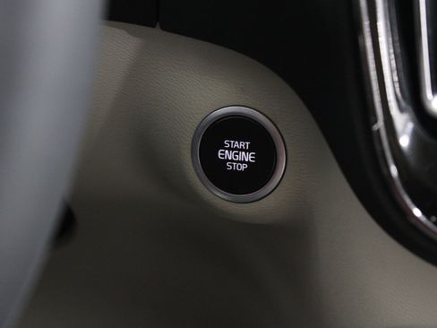 Used 2022 Volvo XC40 T4 Momentum FWD image 18