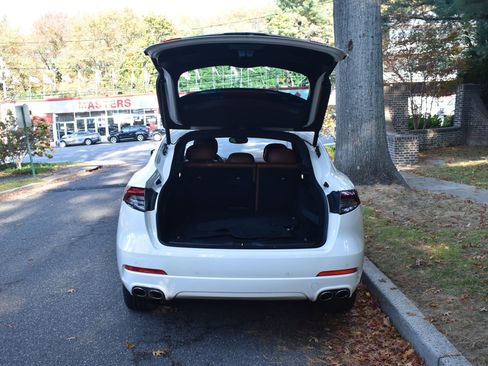 Used 2021 Maserati Levante GranSport image 19