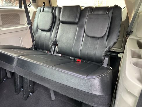 Used 2016 Chrysler Town & Country Touring w/ Driver Convenience Group image 8