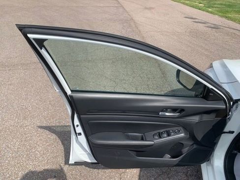 Used 2025 Nissan Altima 2.5 SV image 12