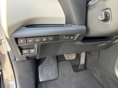 Used 2023 Toyota Sienna Platinum image 22