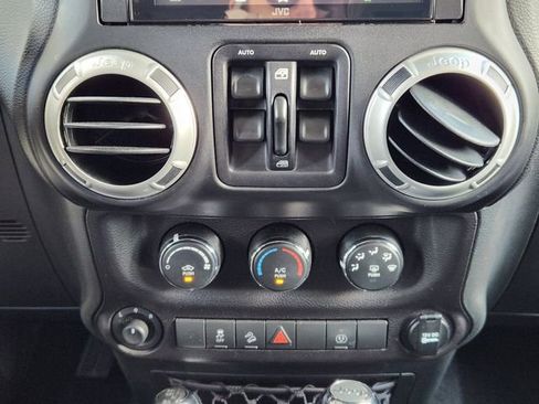 Used 2017 Jeep Wrangler Unlimited Sahara w/ Connectivity Group image 18