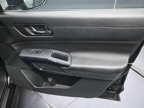 Used 2024 Nissan Pathfinder SV AWD/4WD image 32