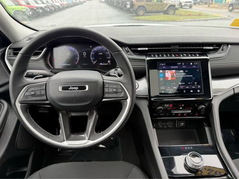 Used 2023 Jeep Grand Cherokee Laredo w/ Luxury Tech Group I image 14