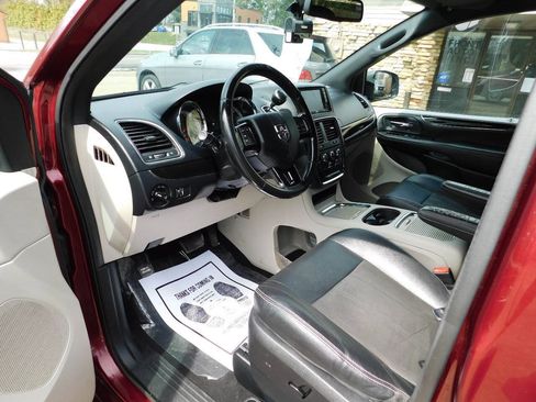 Used 2020 Dodge Grand Caravan SXT FWD image 19