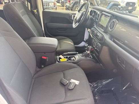 Certified 2021 Jeep Wrangler Unlimited Sahara w/ Dual Top Group image 22