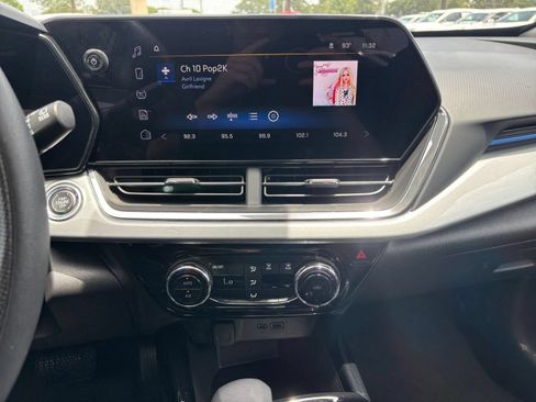 Used 2025 Chevrolet Trax LT FWD image 16