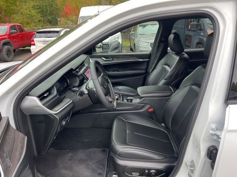 Used 2025 Jeep Grand Cherokee L Limited w/ Black Appearance Package image 15