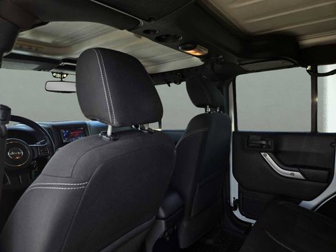 Used 2018 Jeep Wrangler Unlimited Sahara AWD/4WD image 15