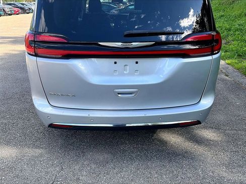 Used 2023 Chrysler Pacifica Touring-L FWD image 7