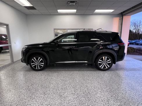 Used 2024 Nissan Pathfinder Platinum w/ Cargo Package image 13
