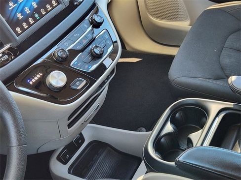 Certified 2018 Chrysler Pacifica Touring Plus w/ Tire & Wheel Group image 17