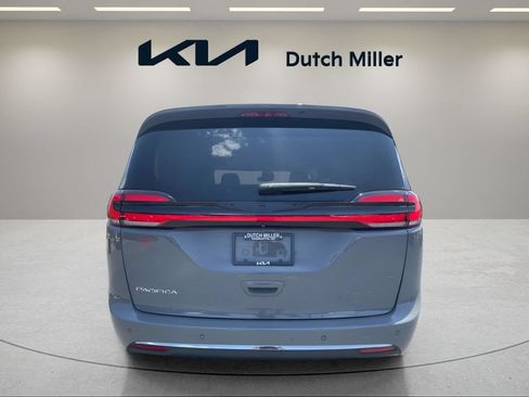 Used 2023 Chrysler Pacifica Touring-L FWD image 3