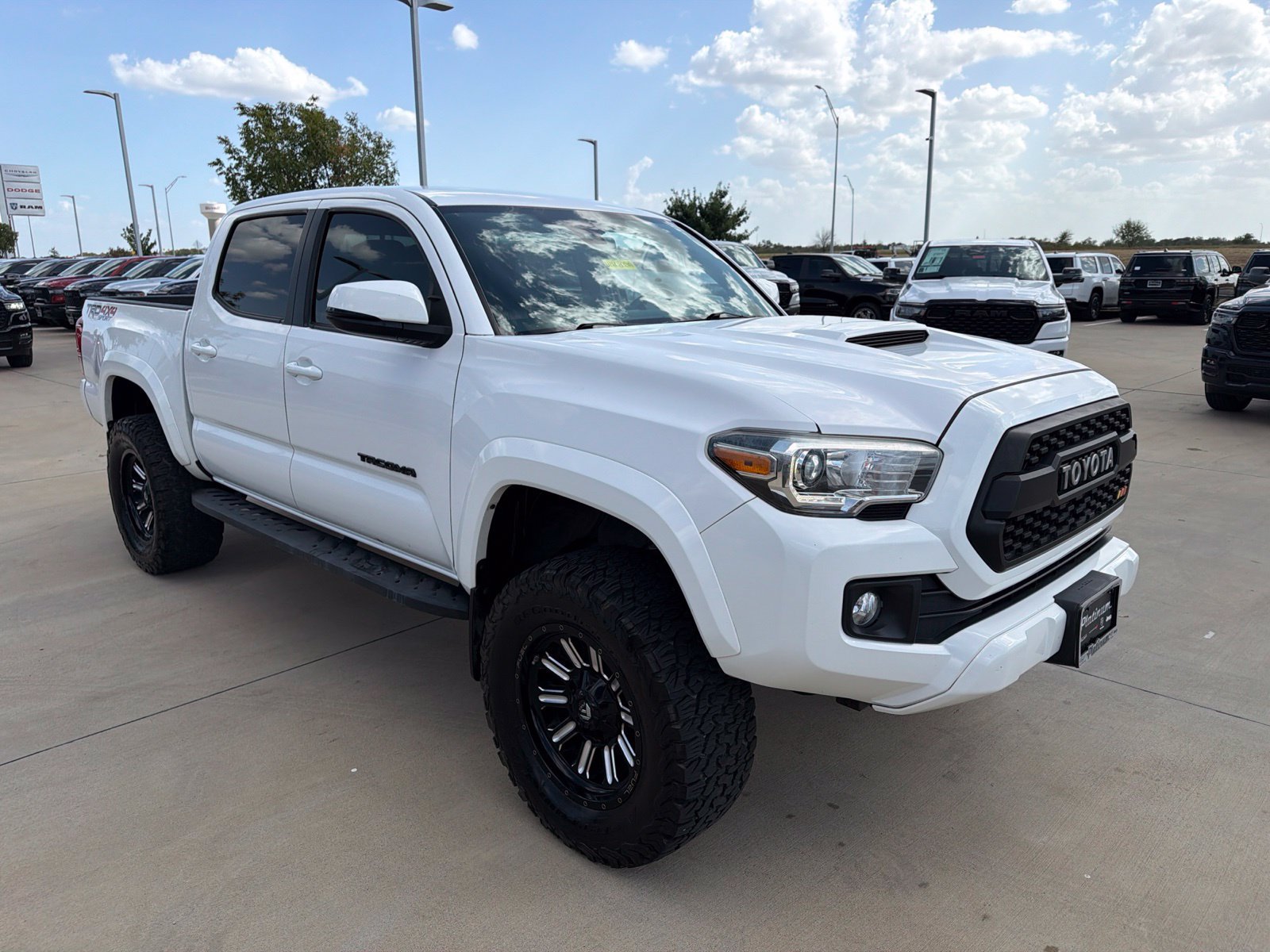 Used 2018 Toyota Tacoma TRD Sport w/ Technology Package AWD/4WD image 7