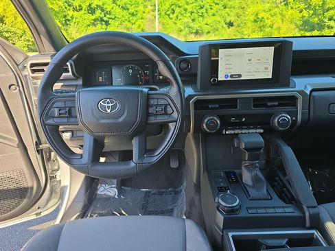 Certified 2024 Toyota Tacoma SR5 AWD/4WD image 17