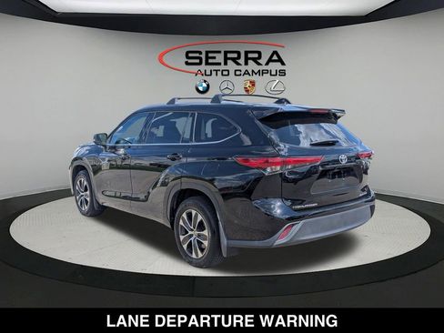 Used 2022 Toyota Highlander XLE AWD/4WD image 11