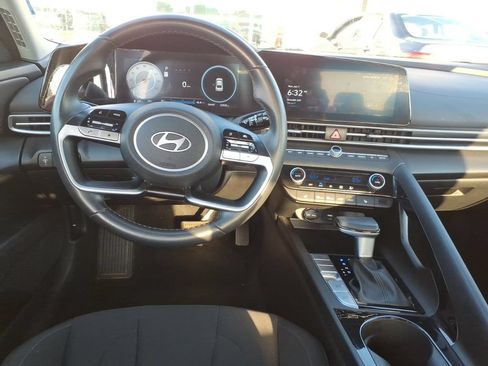 Used 2025 Hyundai Elantra SEL FWD image 8