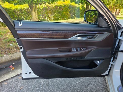 Used 2020 BMW 750i xDrive w/ Executive Package image 9