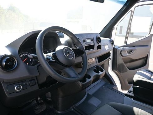 Used 2025 Mercedes-Benz Sprinter 2500 image 6