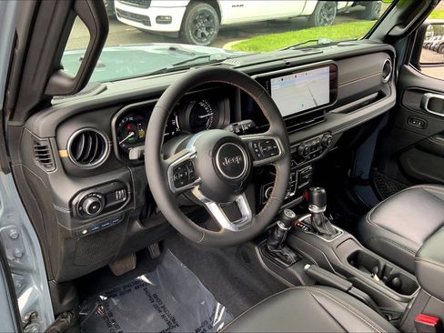 Used 2024 Jeep Wrangler Unlimited Sahara w/ Technology Group AWD/4WD image 17