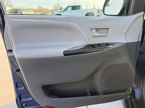 Used 2018 Toyota Sienna L w/ Carpet Mat Package image 31