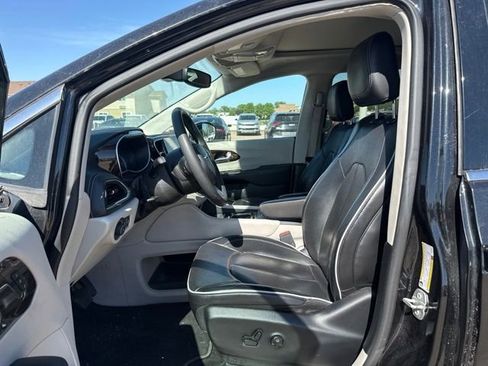 Used 2023 Chrysler Pacifica Limited FWD image 9