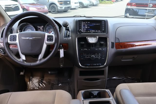 Used 2015 Chrysler Town & Country Touring FWD image 15