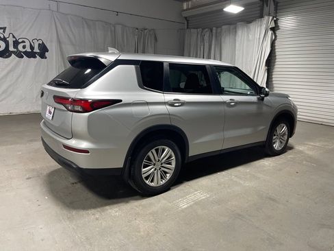 Used 2024 Mitsubishi Outlander ES FWD image 5