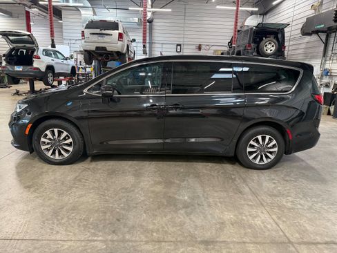 Used 2022 Chrysler Pacifica Touring-L image 35