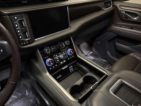 Used 2021 GMC Yukon Denali w/ Denali Premium Package AWD/4WD image 17