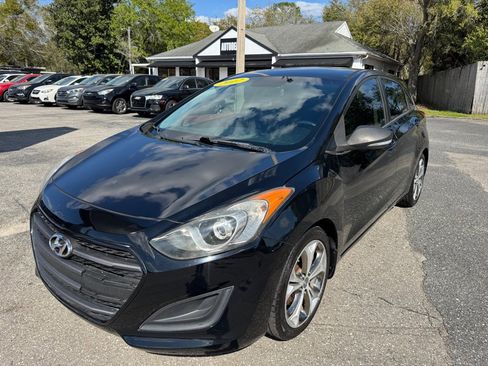 Used 2017 Hyundai Elantra GT image 1