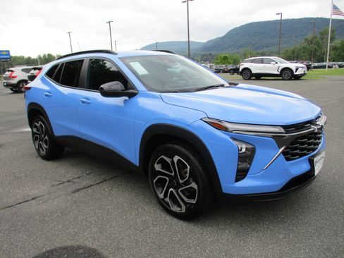 Certified 2024 Chevrolet Trax RS FWD image 3