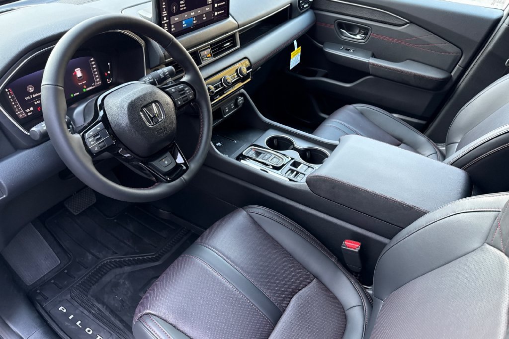 Used 2026 Honda Pilot Black Edition image 3