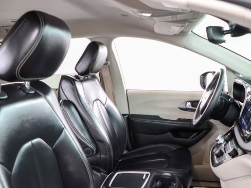 Used 2023 Chrysler Pacifica Touring-L image 27