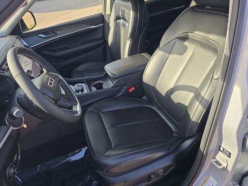 Used 2023 Jeep Grand Cherokee Limited w/ Black Appearance Package image 17