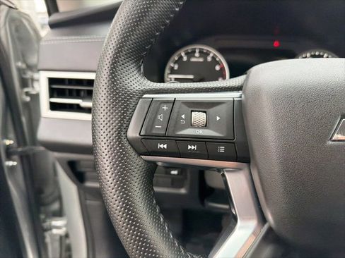 Used 2025 Mitsubishi Outlander SE image 21