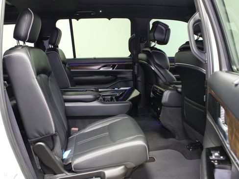 Used 2022 Jeep Grand Wagoneer Series II AWD/4WD image 17