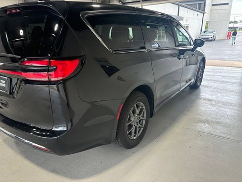 Used 2024 Chrysler Pacifica Touring-L FWD image 4