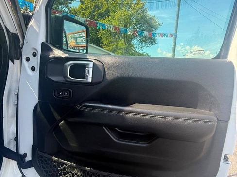 Used 2018 Jeep Wrangler Unlimited Sahara AWD/4WD image 29