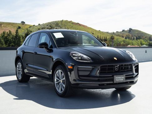 Certified 2025 Porsche Macan AWD/4WD image 9