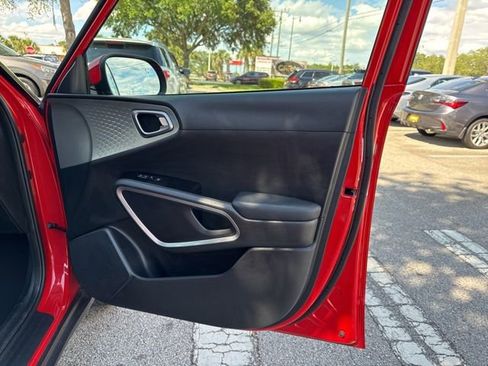 Used 2025 Kia Soul LX w/ LX Technology Package FWD image 13