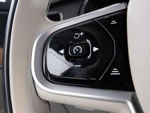 Certified 2022 Volvo XC90 T6 Momentum image 19