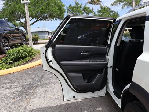 Used 2024 Nissan Pathfinder SL FWD image 26