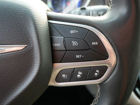 Used 2022 Chrysler Pacifica Touring-L FWD image 26
