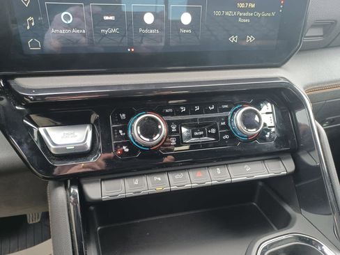 Used 2024 GMC Sierra 2500 AT4 w/ AT4 Premium Plus Package image 13